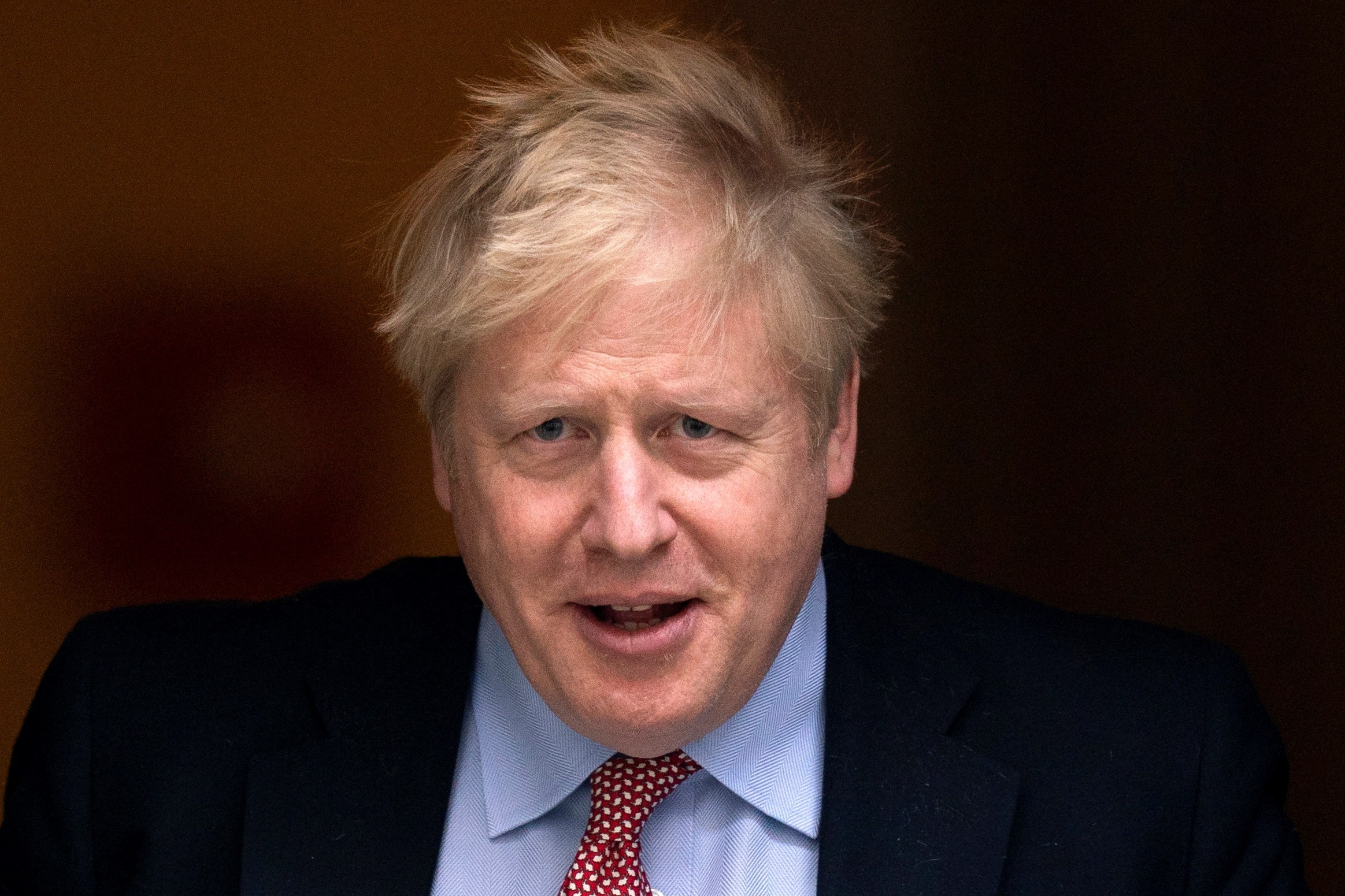 Boris Johnson es trasladado a cuidados intensvios al empeorar su salud