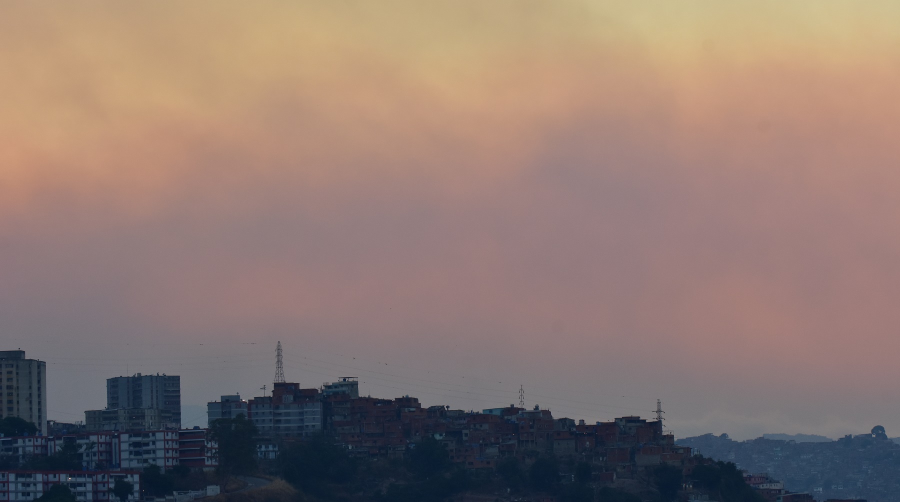 Calima por incendios afecta las mucosas de los caraqueños