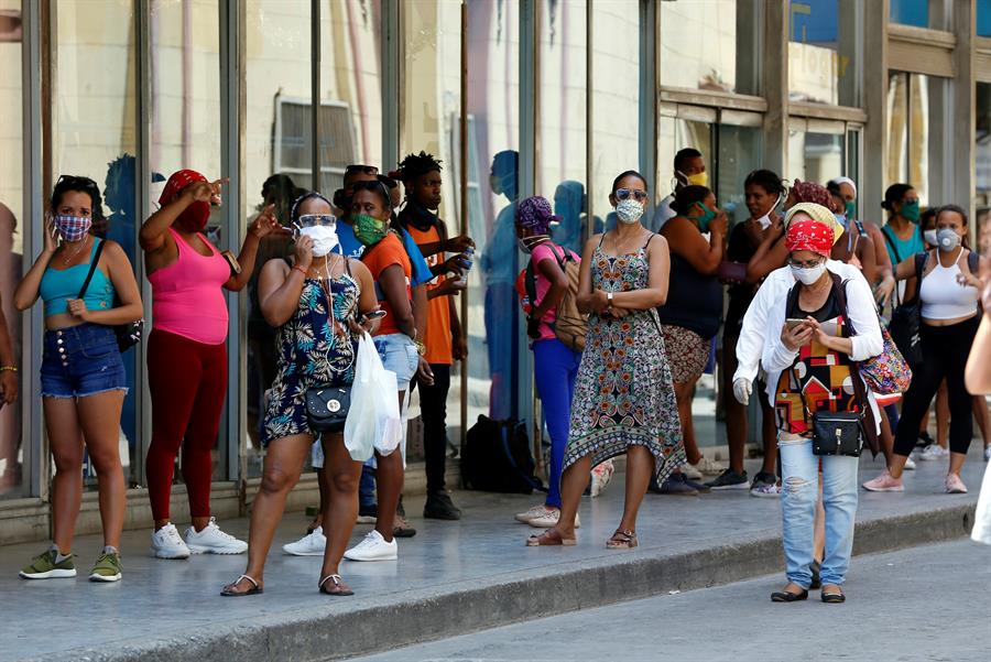 Cuba prohíbe colas nocturnas en tiendas para evitar contagios de COVID-19