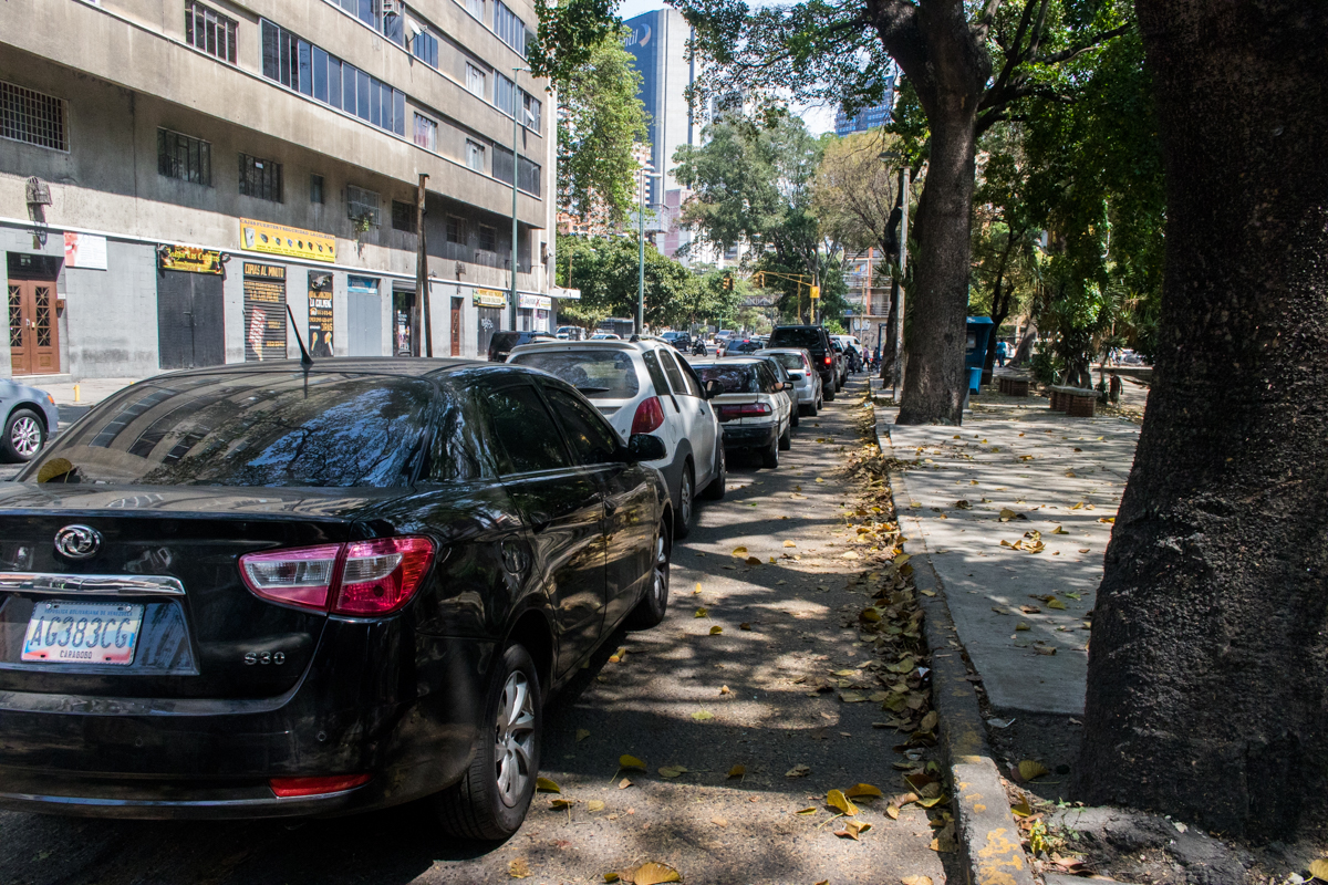 Racionan gasolina en Caracas por terminal de número de placa