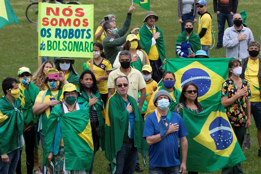 Bolsonaro acude a manifestación de apoyo en Brasilia