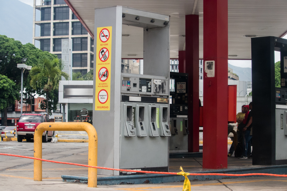 Modalidades de venta de gasolina crean distorsiones, advierte economista Luis Oliveros