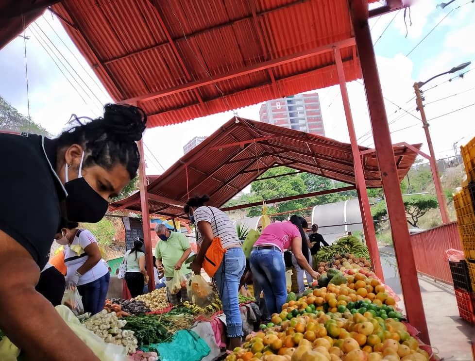 Mercado de la J en la Vega se mantiene a pesar de la cuarentena