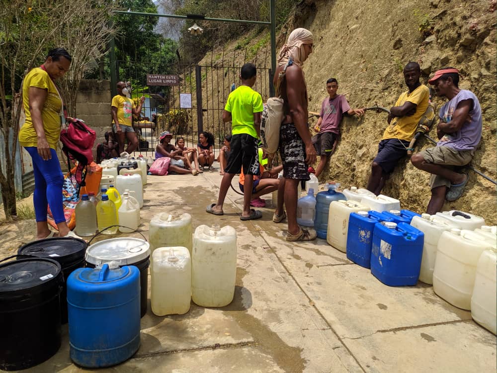 "En la tarde doy clases, en las mañana cargo agua", varguenses tienen hasta cuatro años sin agua