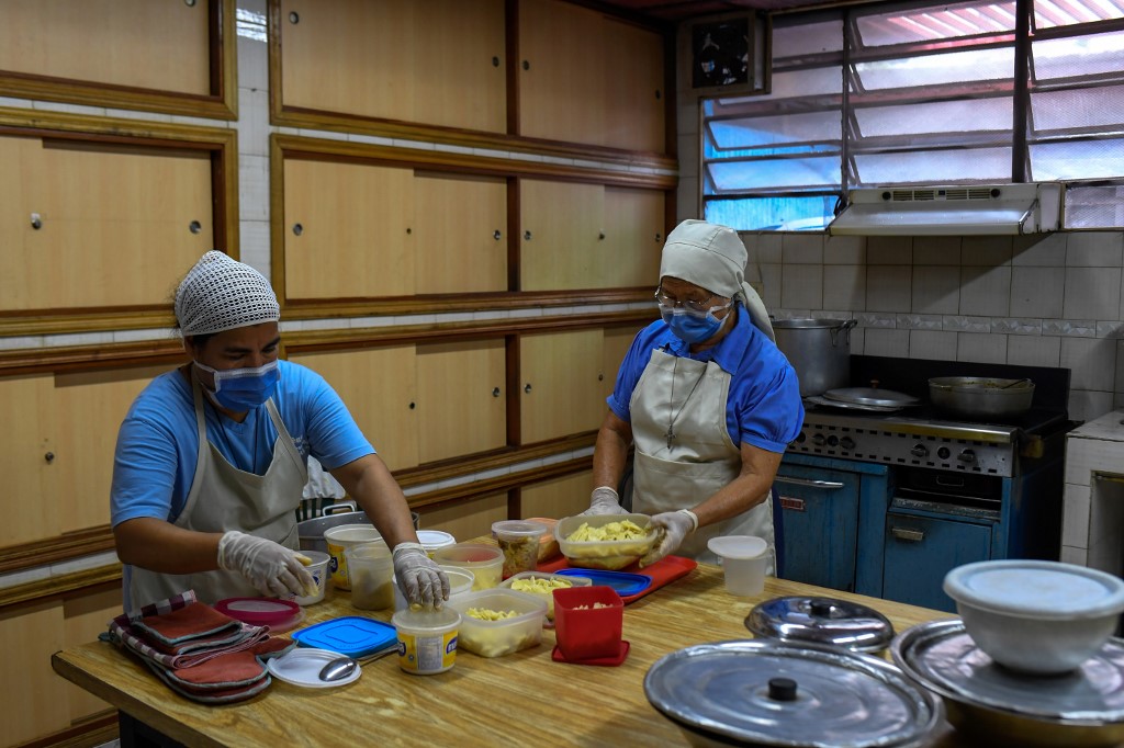 Golpeados por la crisis y el coronavirus, comedores escolares cocinan para llevar