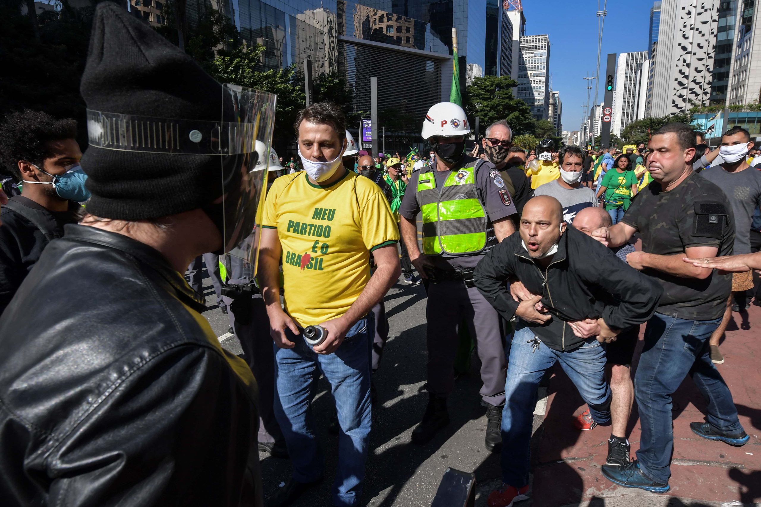 Protesta contra Bolsonaro termina con reyertas y gases en Sao Paulo