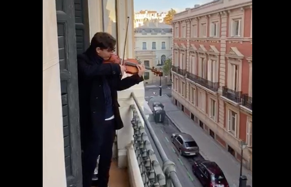 Igor García, el violinista venezolano que une a sus vecinos madrileños con la música