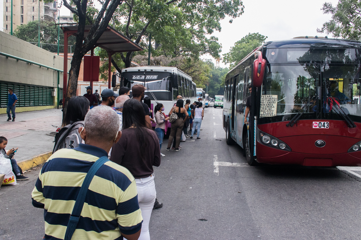 Distanciamiento físico en el transporte público queda en manos de la policía