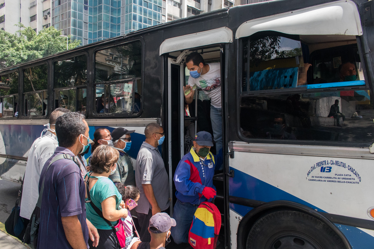 Escasez de gasolina en Caracas deja en paro técnico a sector transporte, dice líder gremial