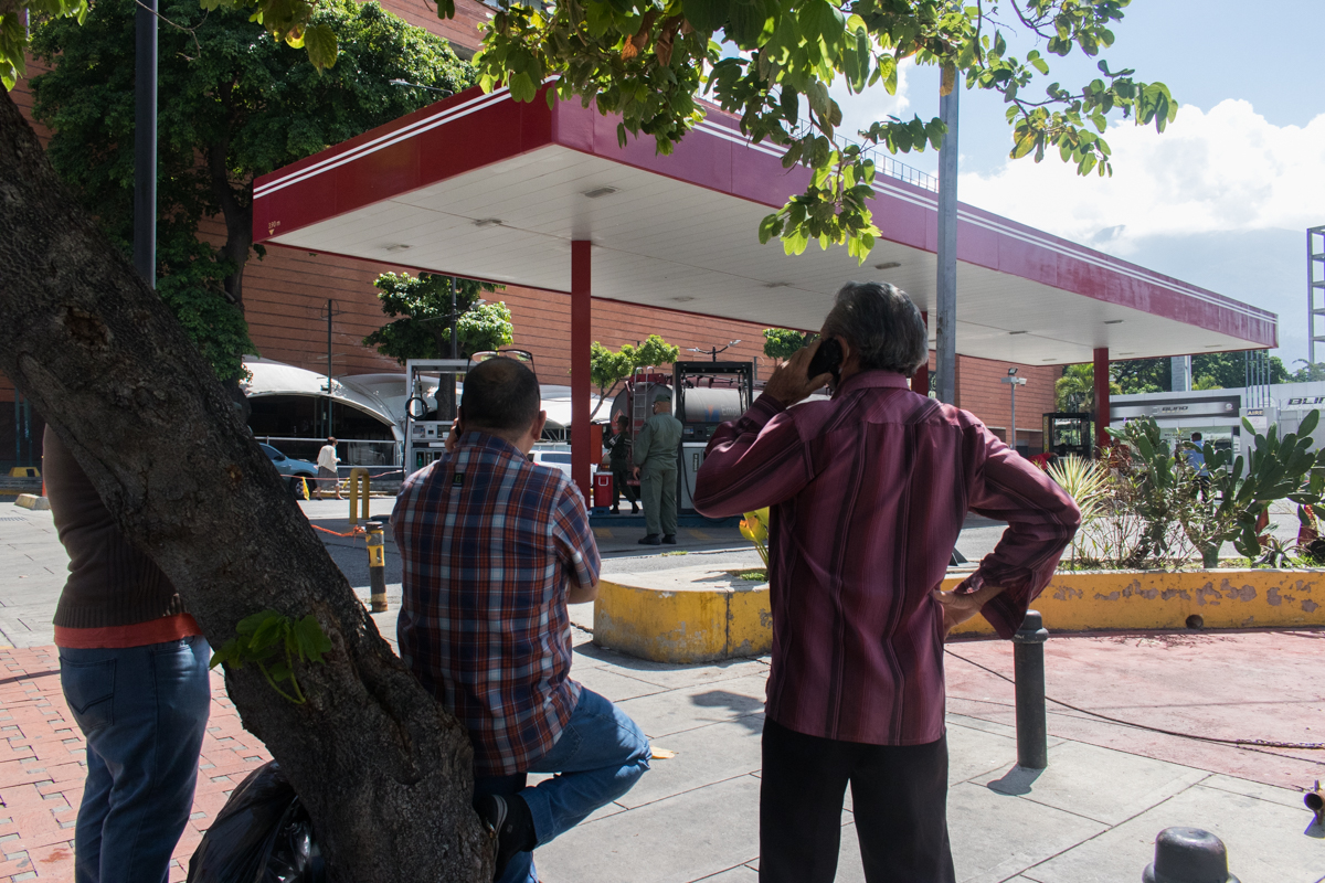 Hasta 40 horas esperaron en estación de servicio en Chacao para pagar por gasolina dolarizada #3Jun
