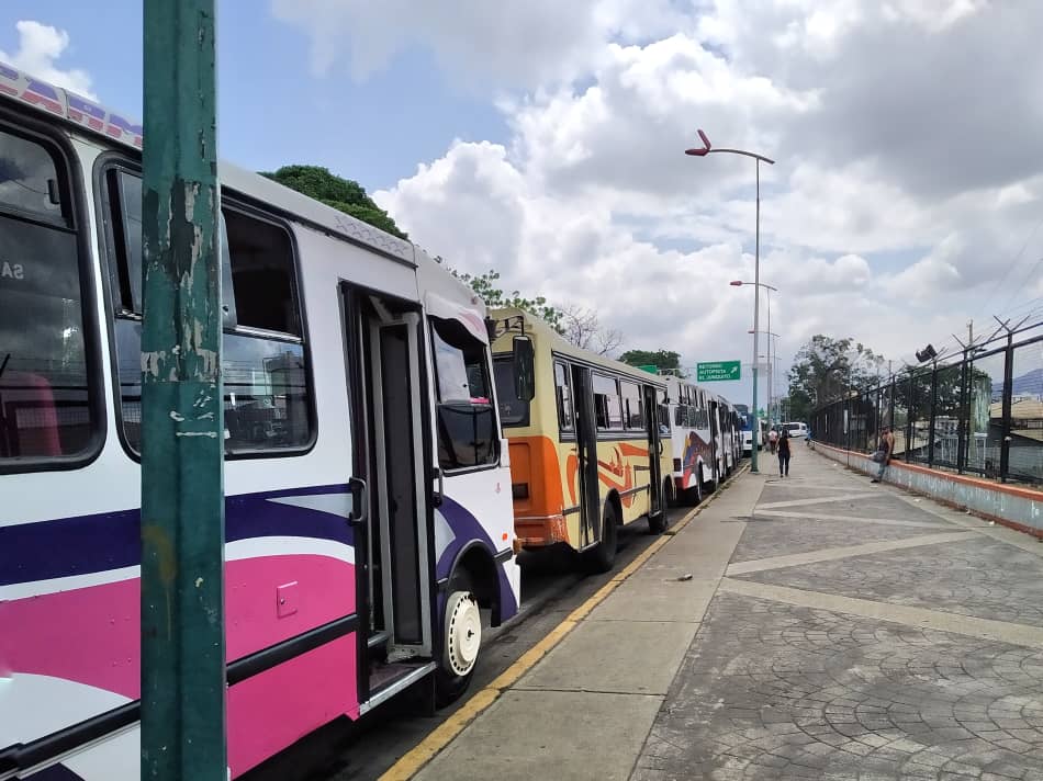 Transportistas de Caracas en cola por combustible: trabajas dos días y después vuelves hacer cola