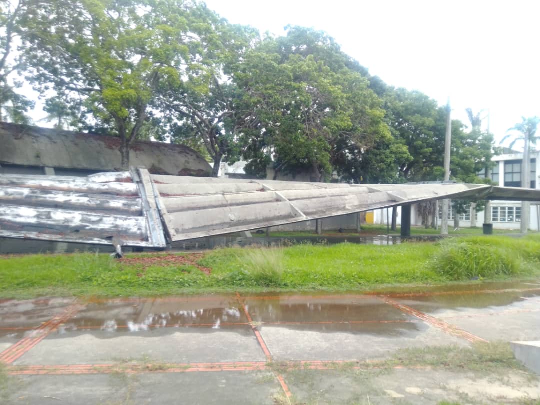 Se desploma el techo del pasillo cubierto en la UCV #17Jun