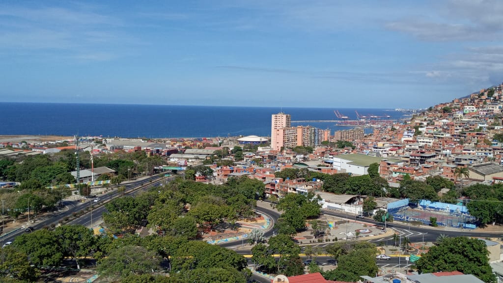 Varguenses pasan horas sin luz