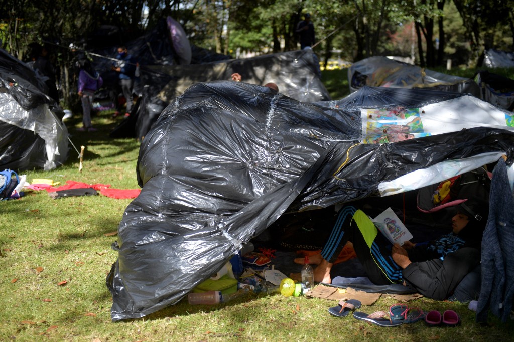 Migrantes venezolanos varados en campamento de Bogotá por pandemia