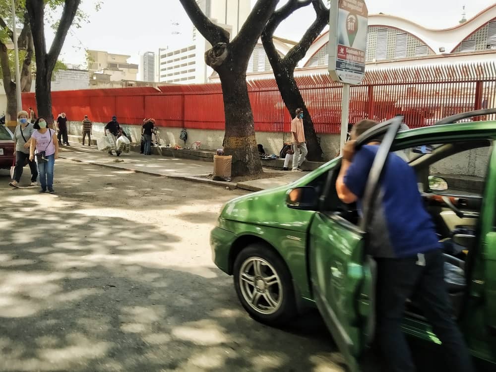"No podemos dormir, hay que estar pendiente del carro", cuarto día de colas por gasolina dolarizada en Caracas #4Jun