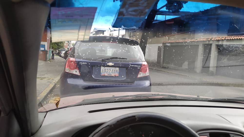 Dos colas y dos realidades: horas de espera por gasolina y agua en San Bernardino