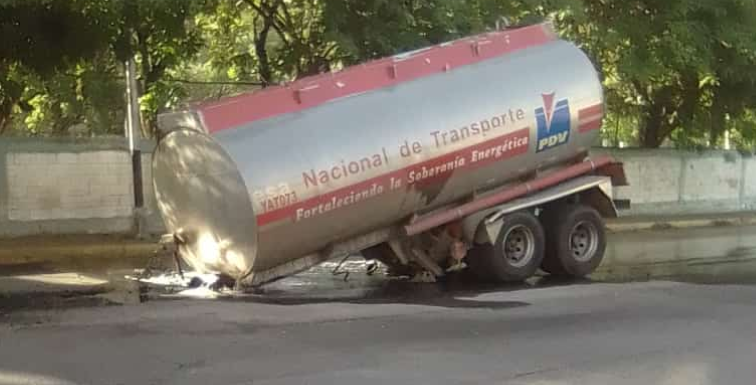 Gandola derrama gasolina en Las Delicias en Maracay