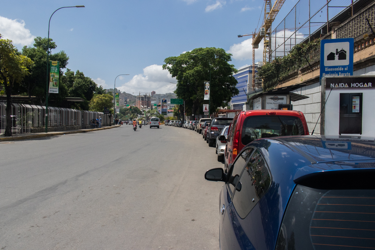 "Es terrible lo que estamos pasando", dicen caraqueños en colas para surtir gasolina a precio dolarizado