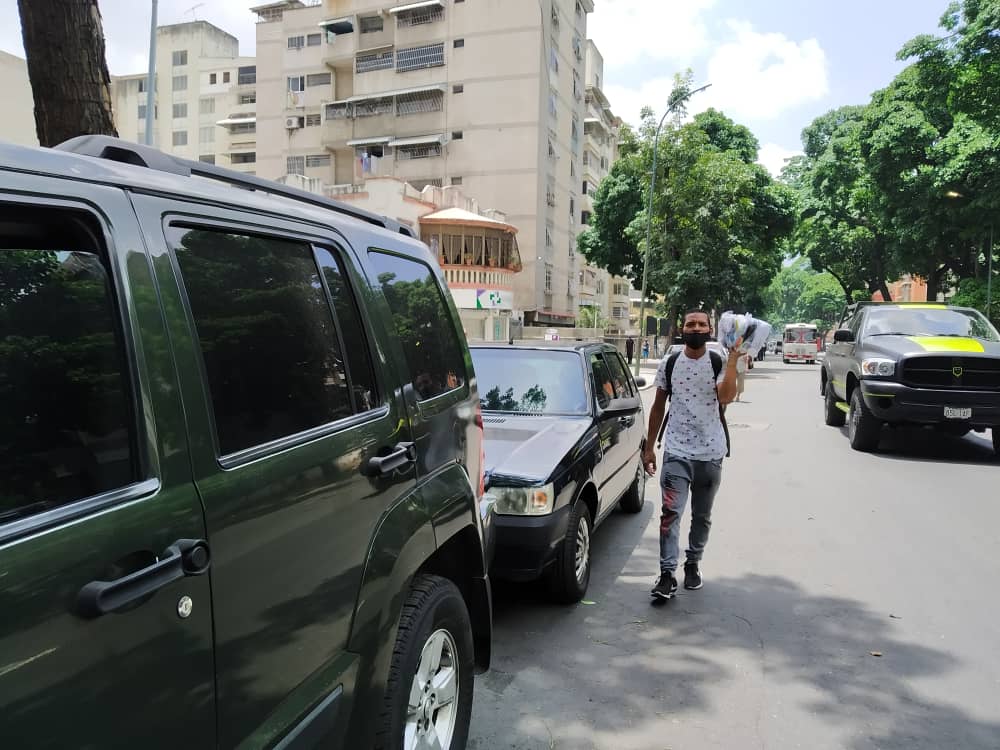 Vendedores informales se rebuscan en las colas de gasolina de Caracas