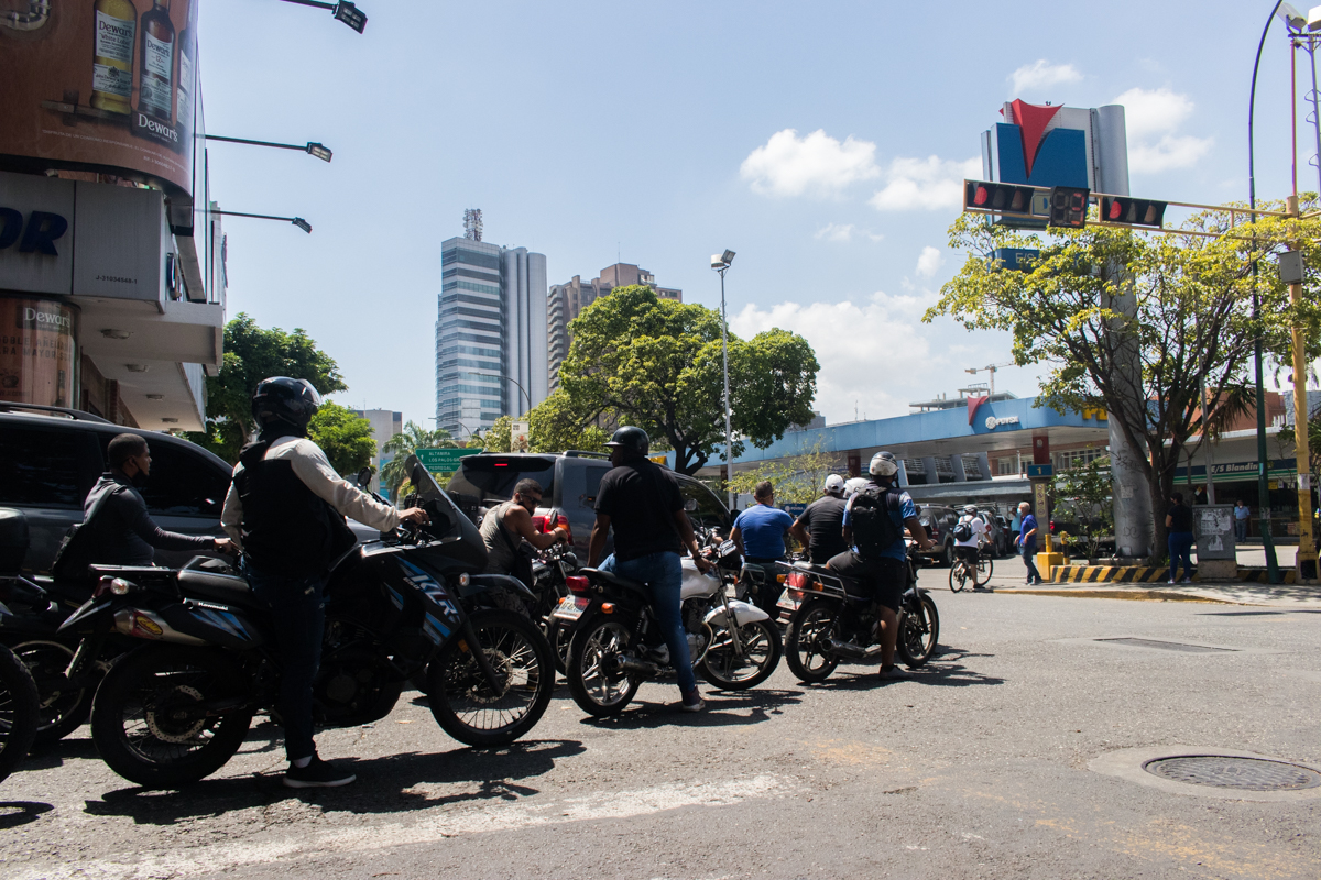 Cinco días de venta de gasolina dolarizada: Colas, poco combustible y protestas