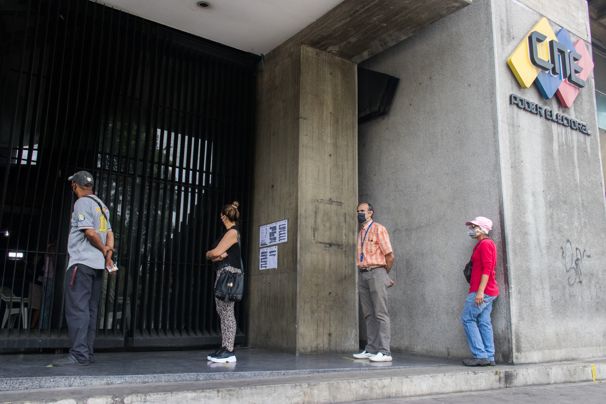 CNE viola la ley y vulnera garantías con cambios en el cronograma, señalan expertos