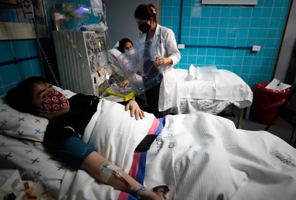 Presidente de Argentina pide ponerse "firmes" para no saturar el sistema médico