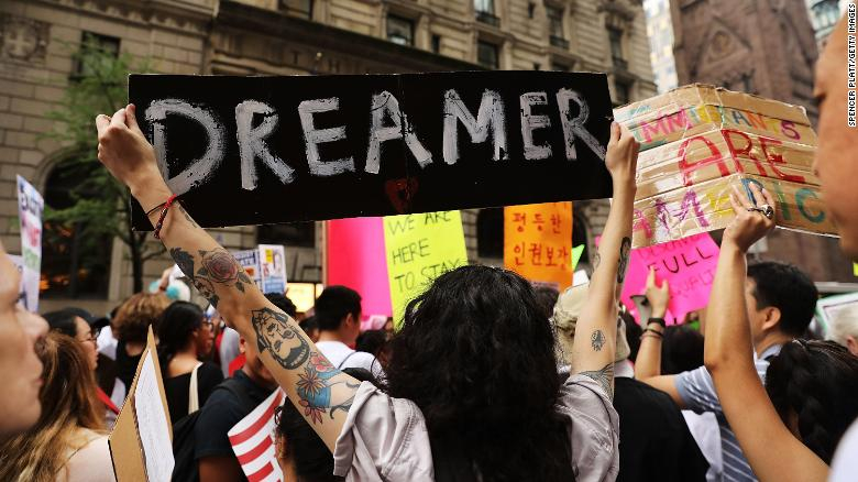 Juez federal ordena que el gobierno de Trump reanude trámites de DACA