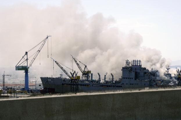 Buque de la Armada de EEUU arde en base de San Diego después de una explosión