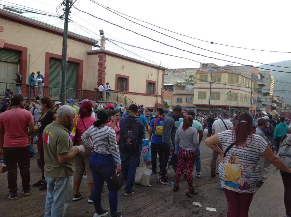 PNB lanza bombas lacrimógenas a vendedores informales por incumplir la cuarentena radical en Catia este #4Ene
