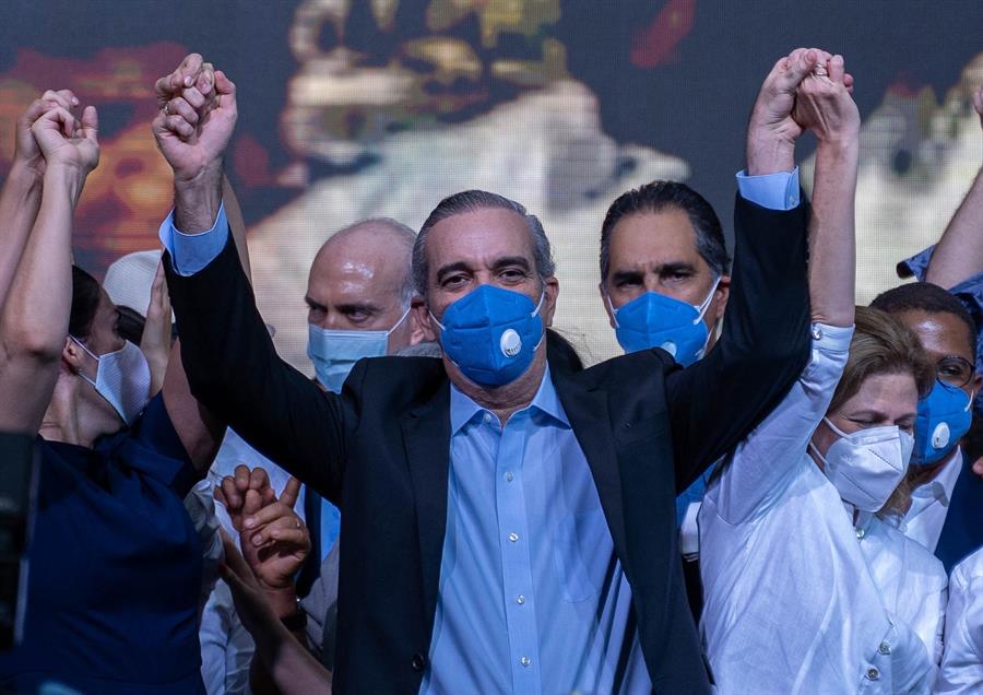 El opositor Abinader gana en primera vuelta las elecciones dominicanas