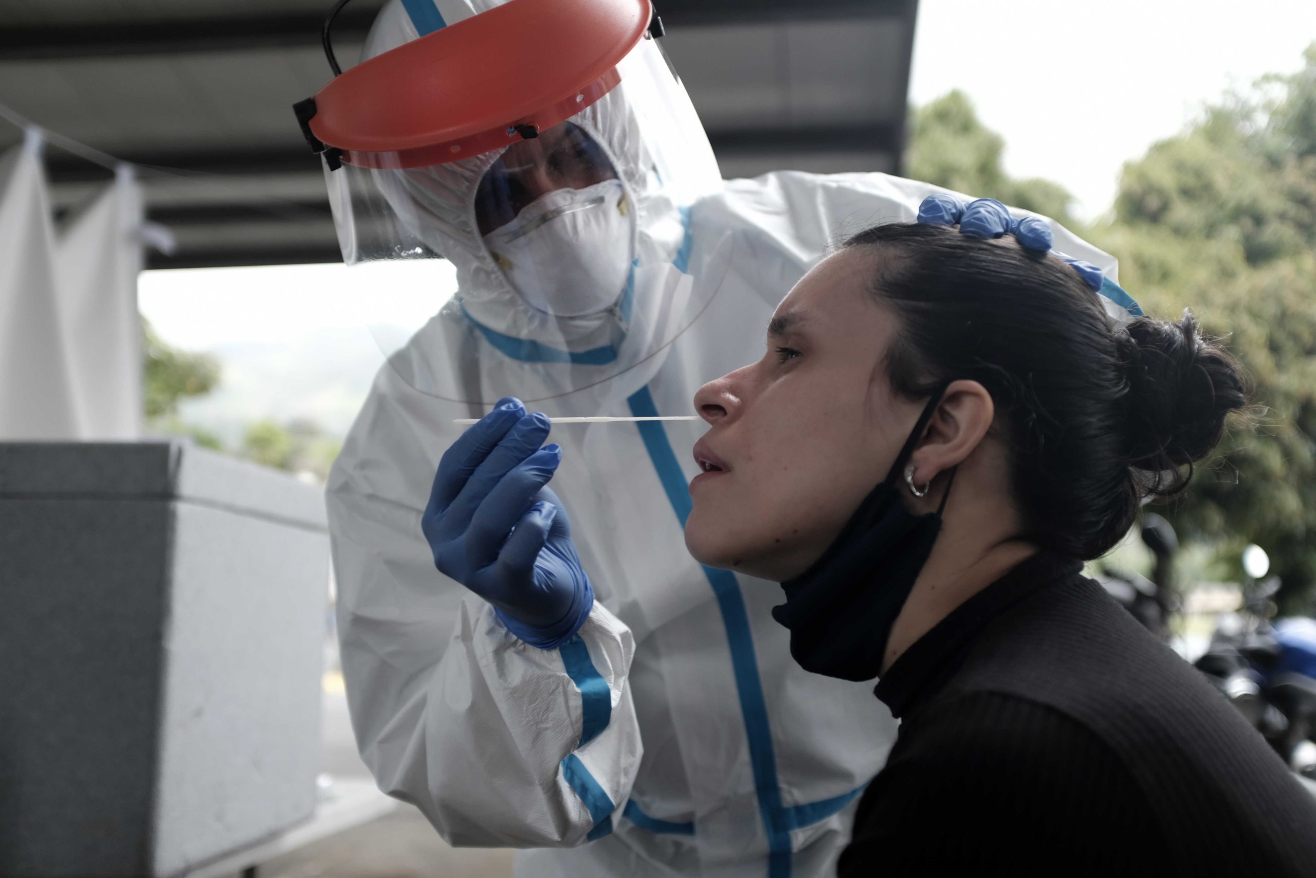 Autoridades de Costa Rica amplían restricciones para contener el COVID-19