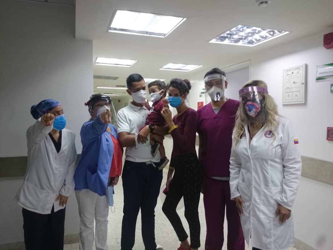 Dan de alta a bebé hospitalizado 43 días con COVID-19 en el J. M. de los Ríos