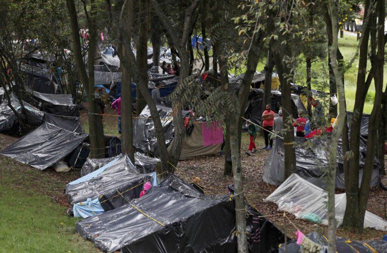 Venezolanos varados en Bogotá aceptan levantar campamento y viajar a su país