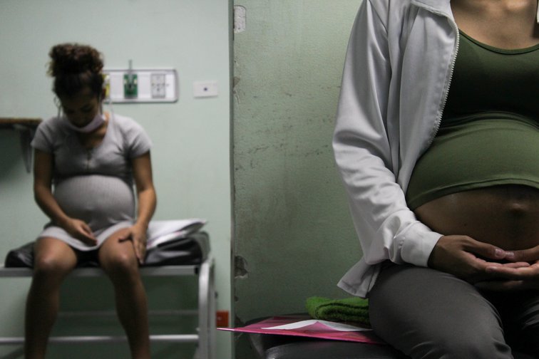 Venezolanas dan a luz en ‘infierno’ de crisis y pandemia