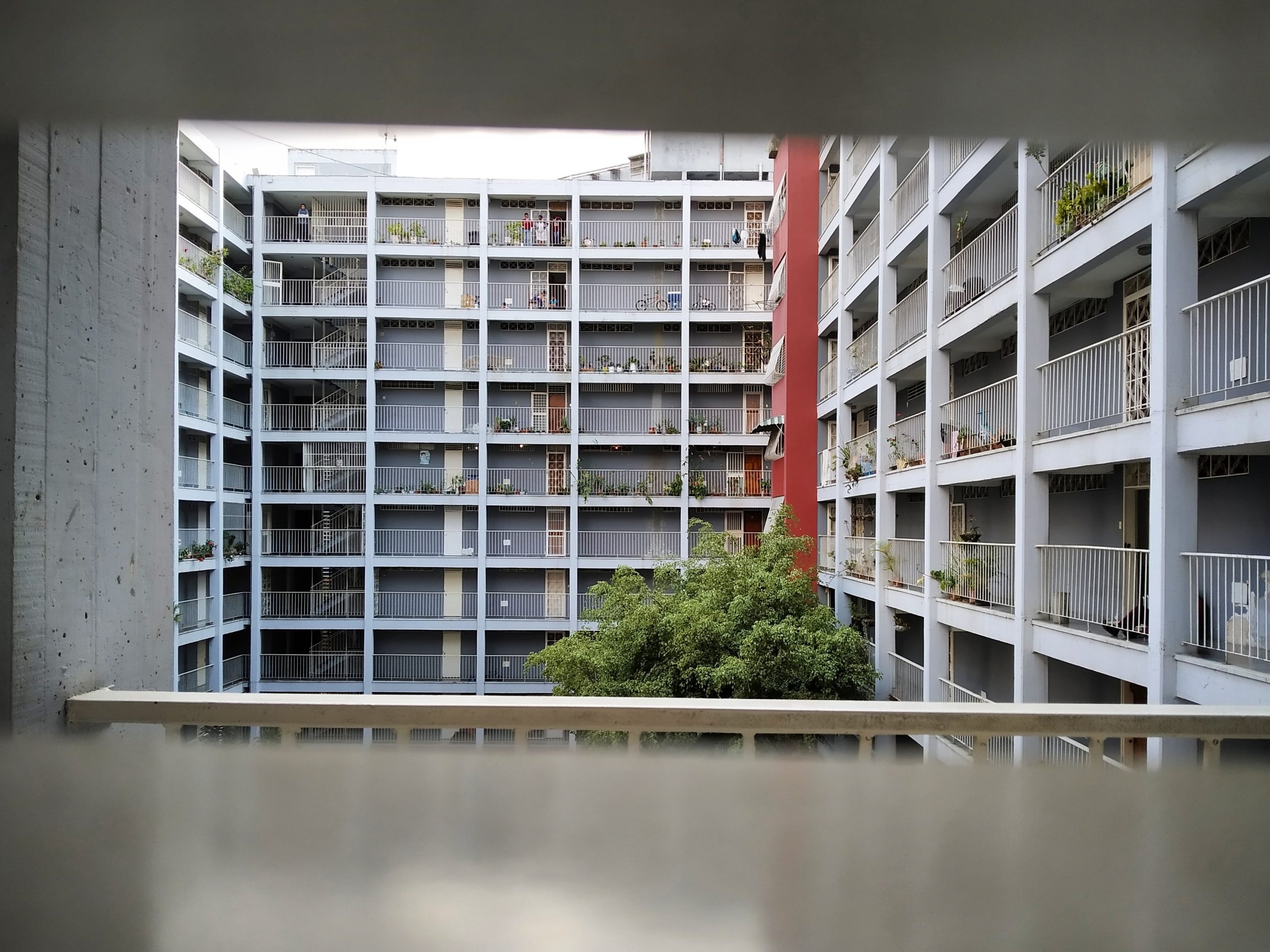 Una cuarentena radical en La Vega desde los balcones (Fotos)