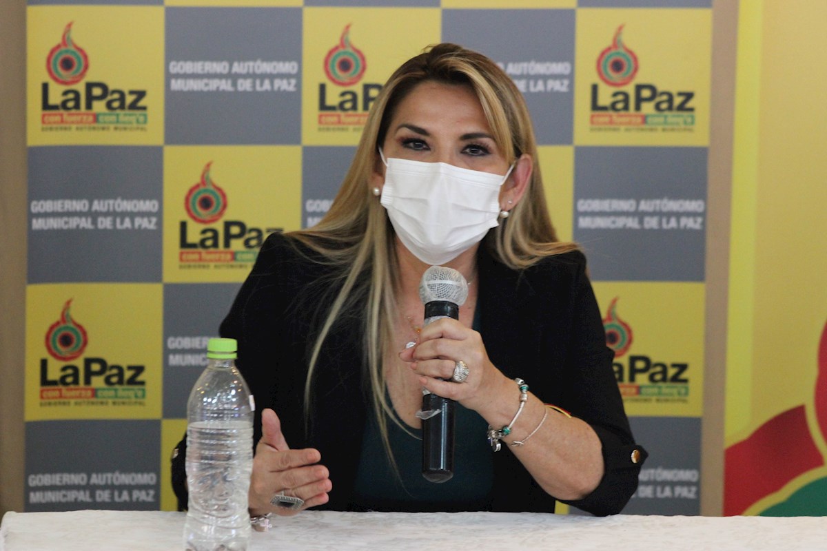 Presidenta de Bolivia tiene COVID-19