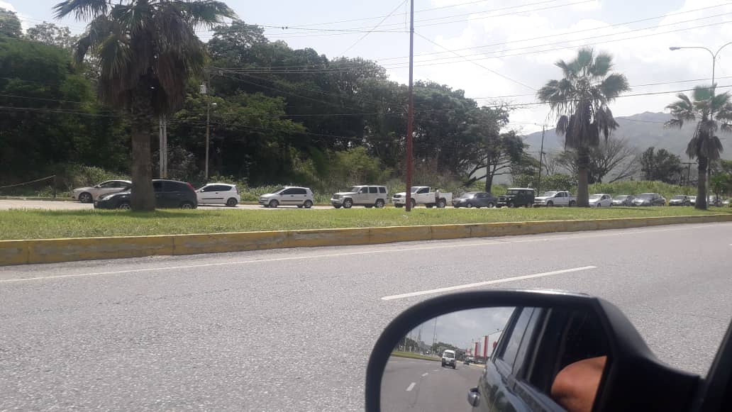 A un mes del nuevo esquema de venta de gasolina: vuelven las colas y escasea el combustible