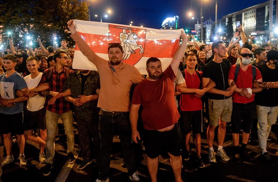 Líder opositora bielorrusa abandona el país tras dos días de protestas