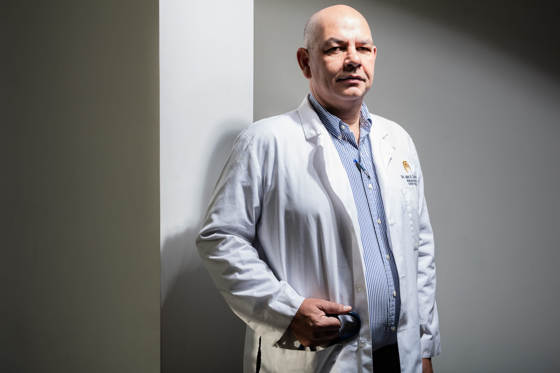Infectólogo Julio Castro informa que contrajo COVID-19