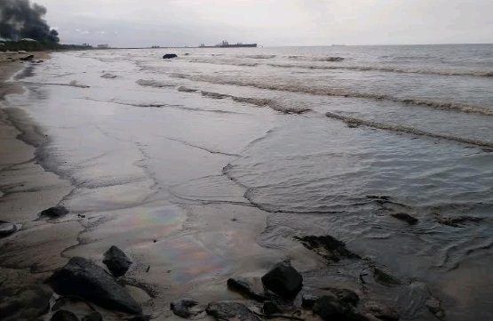 Denuncian nuevo derrame de petróleo de refinería El Palito en costas de Puerto Cabello