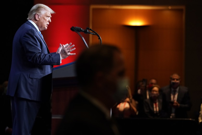 Trump apela al miedo para sumar el voto de los moderados, según analistas