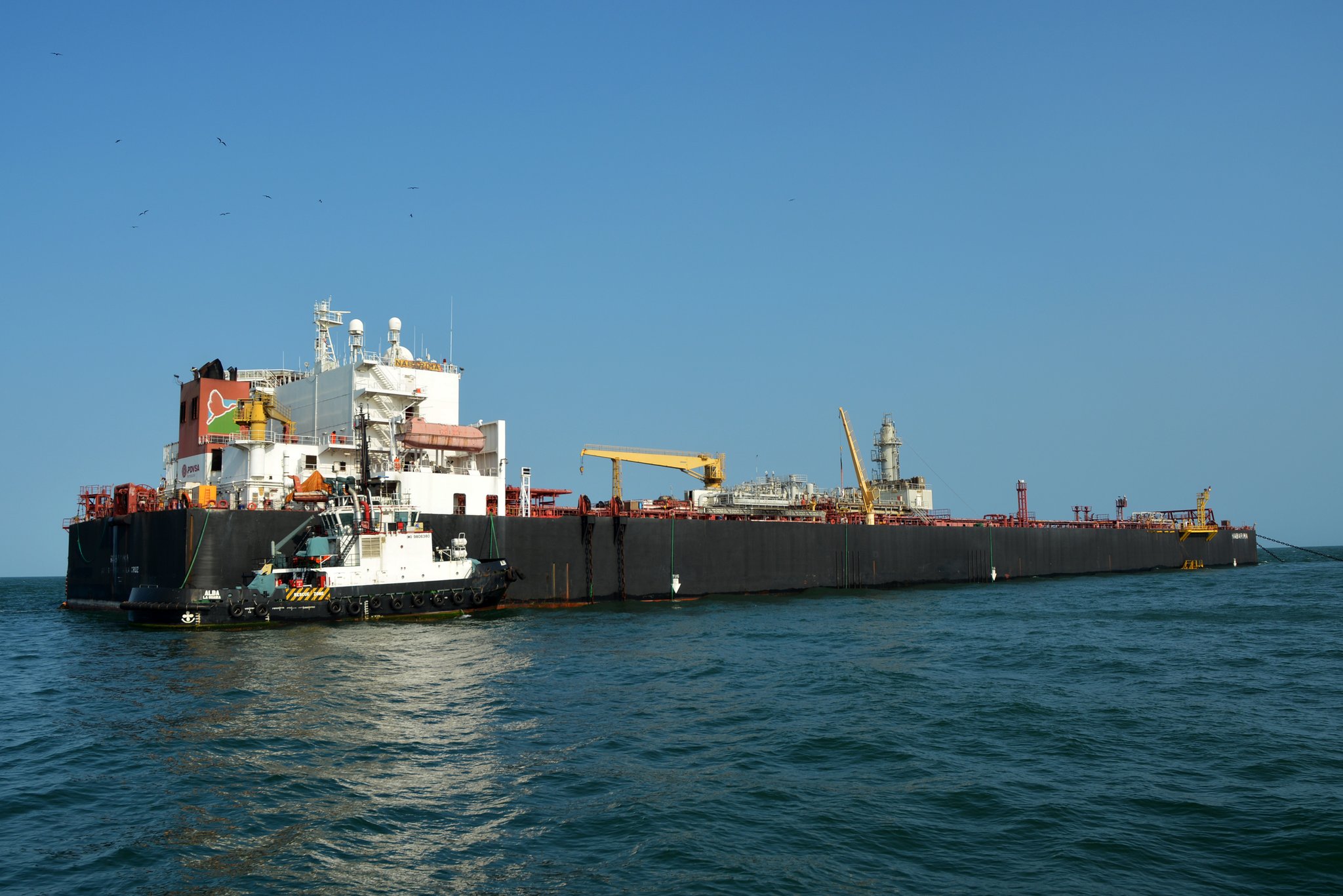 Estado venezolano inicia descarga de barriles de petróleo del Nabarima, afirma Argus Media
