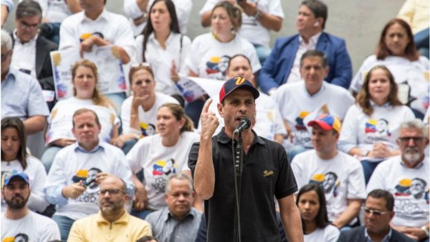 Capriles retira candidaturas a parlamentarias para presionar a Maduro, dice Crónica Uno