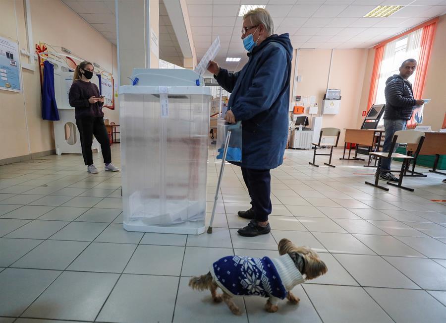 Rusos votan en elecciones regionales empañadas por envenenamiento de Navalni