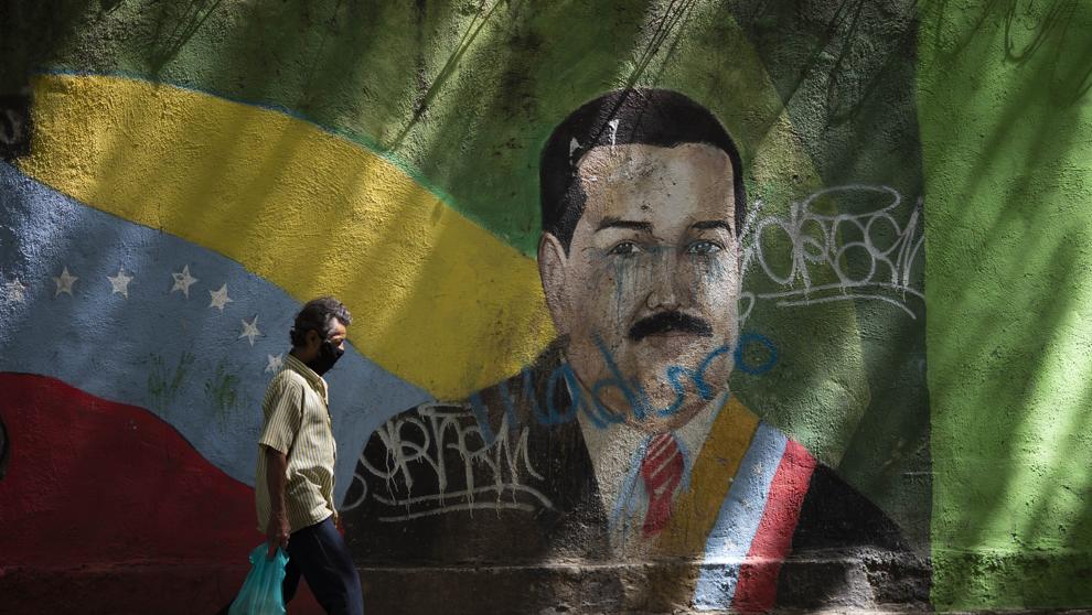 Maduro busca legitimar elección del 6D con “indultos” y concesiones, según analistas