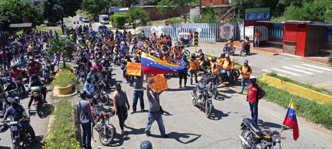 34 líneas de mototaxis que hacen vida en el municipio Bolívar protestaron para exigir el despacho de combustible.