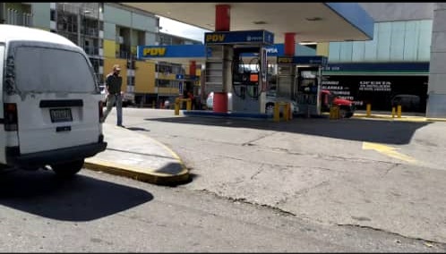 Hacer colas en gasolineras de Caracas no garantiza surtir combustible