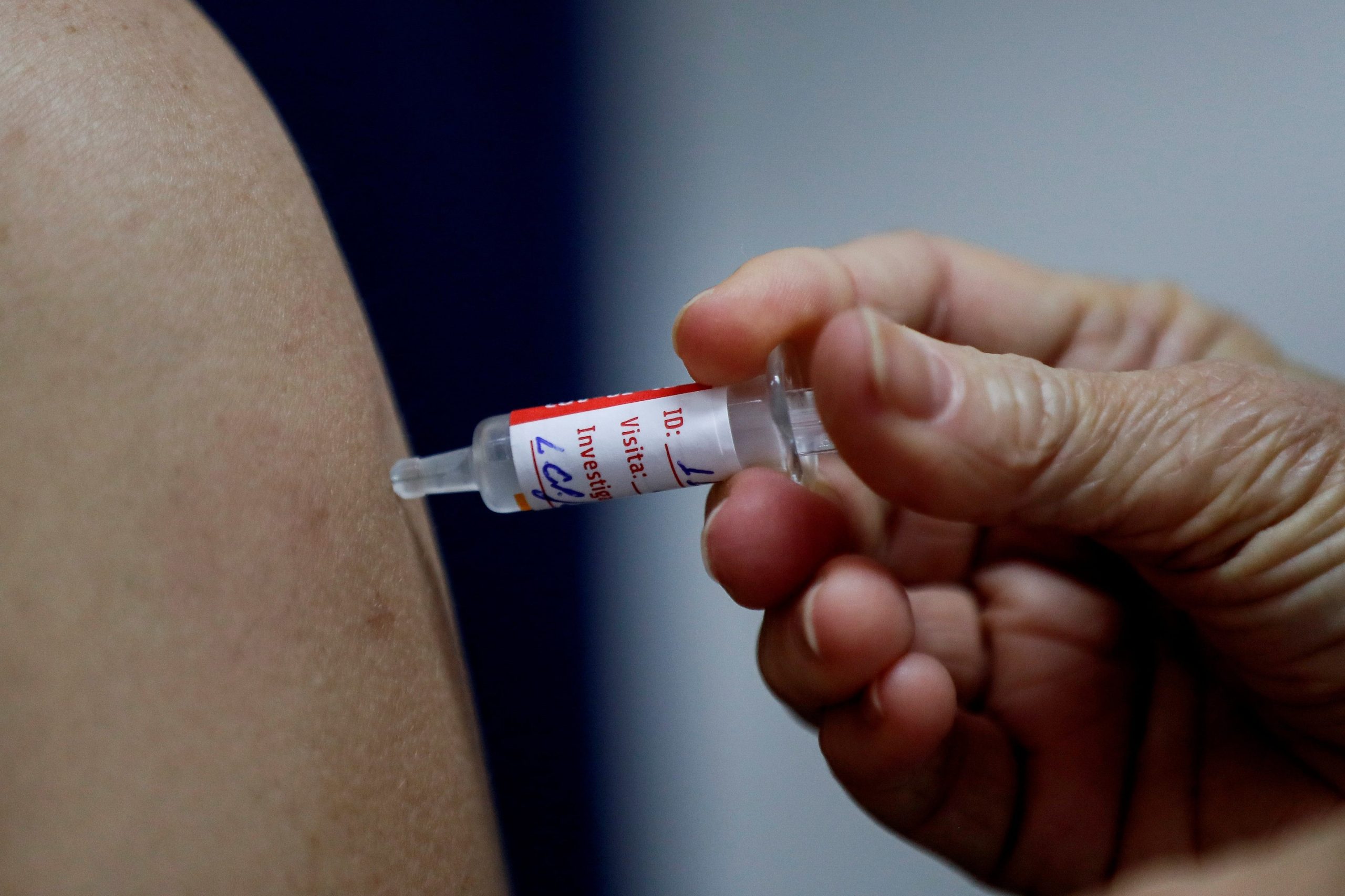 Brasil comenzará a probar la vacuna rusa contra COVID-19 a finales de octubre