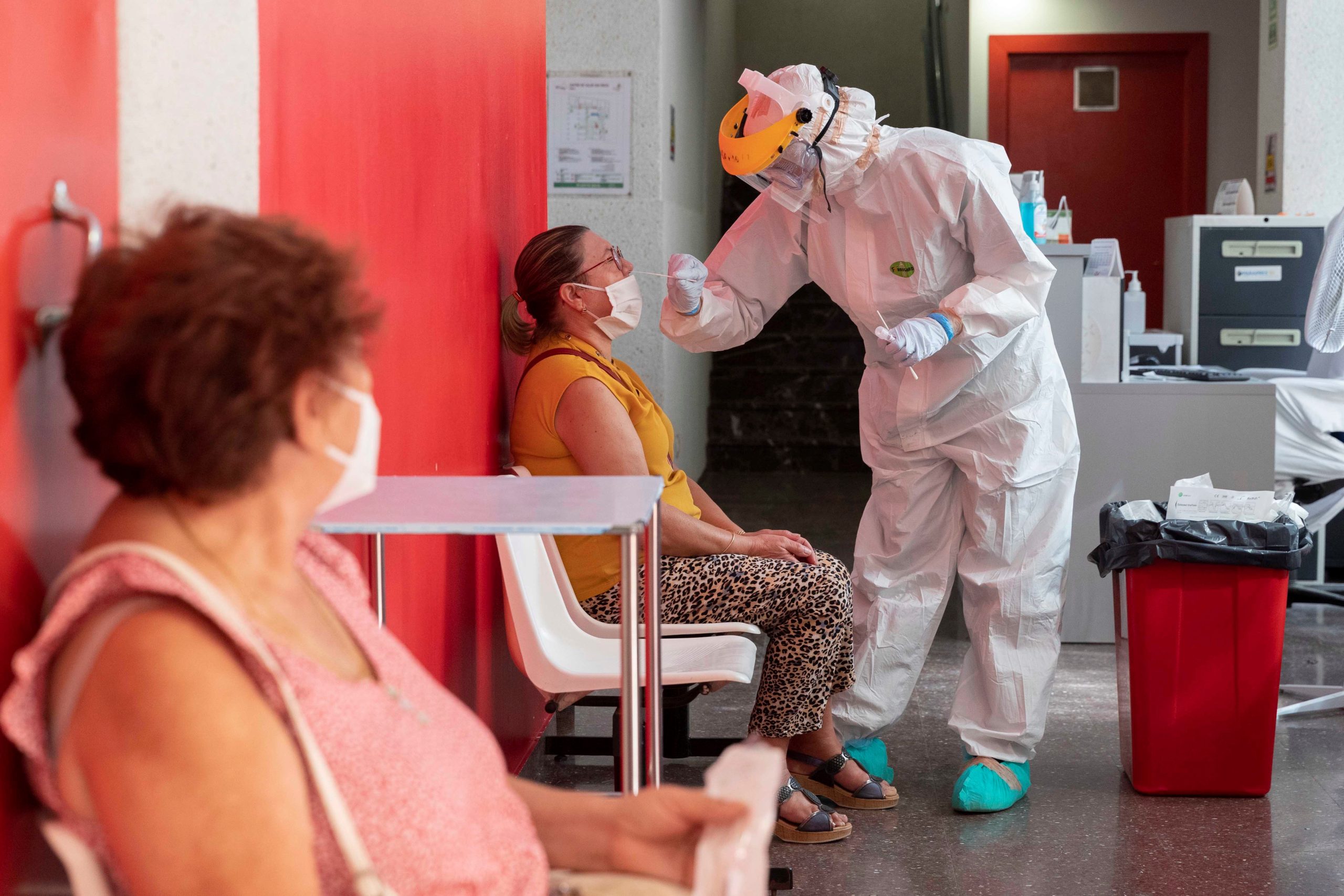 Muertos por COVID-19 superan los 985.000, con 32,4 millones de casos