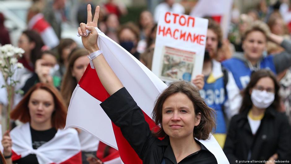 Bielorrusia: miles de mujeres protestan contra la violencia policial